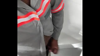 Trabalhador colação a rola pra fora do uniforme e começa a bater uma e começa a bater uma